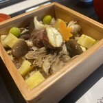 虎屋菓寮 赤坂店 - 具材がたくさん。栗の薄皮はパリッと香ばしい。