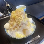 虎屋菓寮 赤坂店 - かき氷に白玉と羊羹が乗ってます。