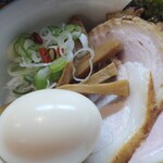 Chuukasoba Tagano - トッピングA、美味しい焼き豚、柔らかなメンマ、半熟卵がメチャうま〜鷹の爪とネギがスープに入れると丁度良いアクセントに〜❤