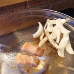 Niku Bisutoro Yukito Nikuto - 生ベーコンはこんがり焼くと美味しいとのこと。