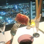 テーブル36 - オマールも夜景をバックに撮られるとは思ってなかったでしょう！