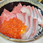 Osashimi Donya - 店内　2種丼「鮪赤身、ブリ」＋イクラトッピング