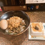 タイニーカフェ - 納豆丼煮卵付き・冷奴