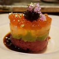 鮨 四心 - 本鮪、アボカド、イクラ、キャビア、白エビのタルタル