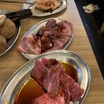 ホルモン焼肉 せなや - ツラミたれ、赤肉盛り