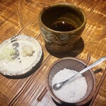 Jiyu San - 薬味と汁