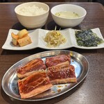 Taishuu Yakiniku Horumon Yottoko - 牛骨付きカルビ定食(1,078円)
                        ライス･スープ･ナムル･キムチ･韓国海苔付き