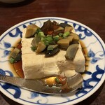 陳麻婆豆腐 - 木綿豆腐にピータンとゼリー状のたれがかかったもの。ピータンもこのくらいの小さい存在なら食べられます