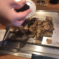 くずし鉄板 あばぐら 神田店 - 【鉄板焼】　自家製トリュフバターとイタリア産サマートリュフのトースト
