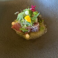 メゾン ケイ - 鰹　御殿場産玉ねぎとニラのドレッシング　ハーブ添え