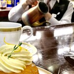 トリコロール - クリックして拡大すると、サバランの上にピールやマジョラム。バリスタも見えます。