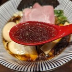 寿製麺 よしかわ - 程よくカエシと煮干しが主張するスープ