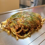 Hiroshima Okonomiyaki Okotarou - うどん入りお好み焼き