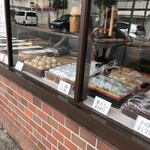 伊勢屋 - ショーケースには和菓子やお稲荷さんが。