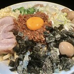 豚風。 - 限定『つめたいわん 煮干し』（1,300円）＋燻製うずら（150円）＋豚増し（150円）、ニンニクコール