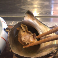 くずし鉄板 あばぐら 神田店 - 【鉄板焼】浜坂漁港直送　栄螺　羅臼昆布の出汁