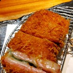 肉と野菜と日本酒と・・・ バリク - スパムとカマンベールフライ 630円、断面にはカマンベールが