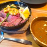 KICHITONARU KITCHEN - 焼きカレー
                        ローストビーフが山盛りです