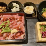 パティスリー＆カフェ デリーモ - ローストビーフ重御膳全体。おばんざいまで抜かりなく美味しい。特に白こんにゃくの白味噌和えが名脇役。ドリンク付き(コーヒー、紅茶、オレンジジュース)で+300円でデリーモ名物のケーキが付く最強ランチ。