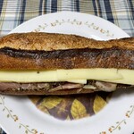 ブーランジェリー スドウ - グリエールチーズとパストラミビーフを合わせた美味しいバゲットサンド！