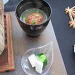 日本料理 TOBIUME - 味噌汁の中に、アカモクつみれ