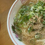 一楽ラーメン - ラーメン大盛り850円　左