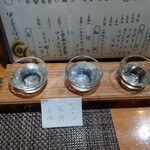 Meirinkan - 日本酒飲み比べを頼みました。カギヤは後味軽く自分のおすすめです。