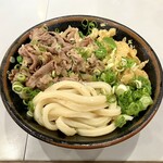 岡製麺所 - 下から麺を持ち上げると現れる太麺