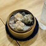 だるま焼売 - （左上から時計回り）生姜焼売＋黒豚烏龍焼売＋黒豚肉汁焼売