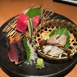 UMAMI日本酒弐番館 - 本マグロ入りお造り3点盛(本マグロ、スズキ、鰹)