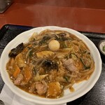 中華食堂 よしだ屋 - 漬物、味噌汁付き。