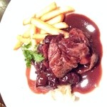 バル デリコ - 若鶏モモ肉の赤ワイン煮 250円