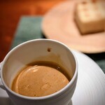 蒼 - カウンターに溜め息の波が広がるビスク。