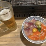 磯丸水産 - サーモンとブリの漬け丼＆生中