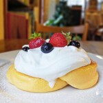 NINOVAL COFFEE - ふたごのいちご姫さまパンケーキ　2枚　税込1580円

じっくり時間をかけて焼いてくれる極上生地のパンケーキ