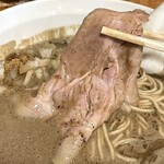 煮干らーめん 紫乱  - 低温調理のカタロースチャーシューの風味も活きてる