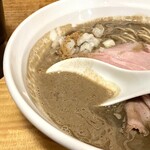 煮干らーめん 紫乱  - ガツンと特濃、ほろ苦ビターで塩気も強めながら、食べ進めるとその旨さに完全にヤられるニボプレッソ