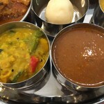 ブーゲンビリア - 程よい辛さの中に野菜の甘みを感じる野菜カレーと欧風カレー的な味わいもあるビーフカレー