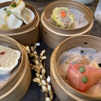 中国料理 桃李 - 答えは、右回りで左上から四川風餃子、タレが四川風の味のタレです。広東焼売、正統派。香港スタイル飾り餃子はかわいい金魚です。香港スタイル餅米入蒸パンはパンと言うより、もち米そのものの美味しさです。