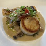 サンセリテ - お魚料理
      　真鯛のポアレ　帆立　三重キノコ
      　シェリービネガーのフリカッセ
