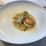 サンセリテ - お魚料理
      　真鯛のポアレ　帆立　三重キノコ
      　シェリービネガーのフリカッセ