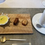 サンセリテ - プチフィールとコーヒー
      　ココナッツのブランマンジェ、パイナップルソース
      　チョコブラウニー
      　えごまマドレーヌ