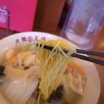 大阪王将 - 麺リフト～　ﾓｯﾁﾓﾁした麺でした