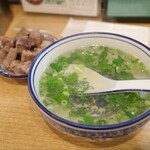 西北拉麺 - スープとトッピングの牛肉