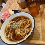 長命うどん - うどんと中華麺のミックス。紅しょうが天もオススメ。