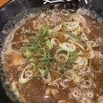 麺処 きらく - 節粉の効いた甘辛スープ