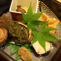 個室会席 北大路 - "前菜：鮑のり焼き・蛸真丈磯辺・小鉢（生キクラゲ）・栗渋皮煮・昆布・秋刀魚梅肉焼き・無花果と蟹の胡麻和え"