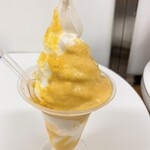 あすなろファーミング - 横浜そごう大北海道展にてとうもろこしパフェ 1100円　ソフトクリーム自体が牛乳を感じるおいしさ。トッピングなしでそのままをいただいてみたい。