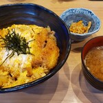 とんかつ とお山 - かつ丼1250円味噌汁・小鉢付(お新香が欲しかった)