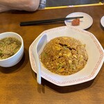 来来亭 - 来来亭定番の色濃いチャーハン　サービスのスープで大方予測出来るラーメンの味